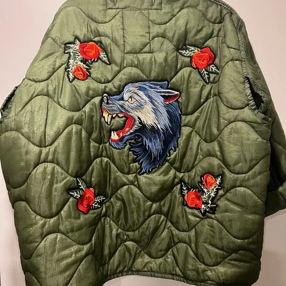 vintage army surplus jacket. With embroidered patches seen on front and back - Picture 4 of 6